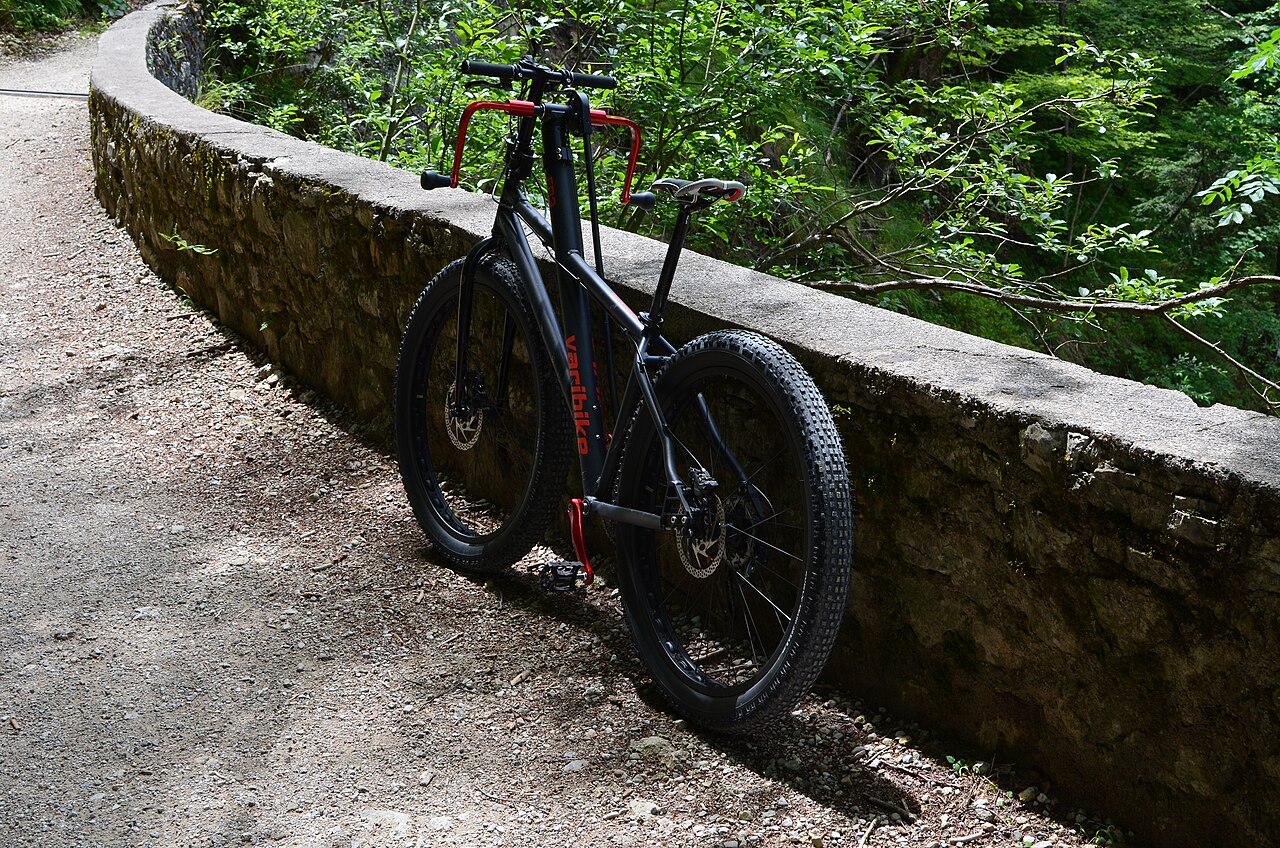 Auto onder witte verf na aanrijding met fatbike