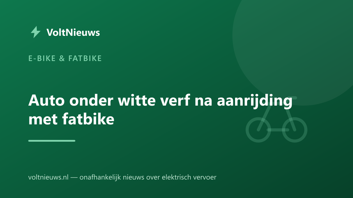 Auto onder witte verf na aanrijding met fatbike